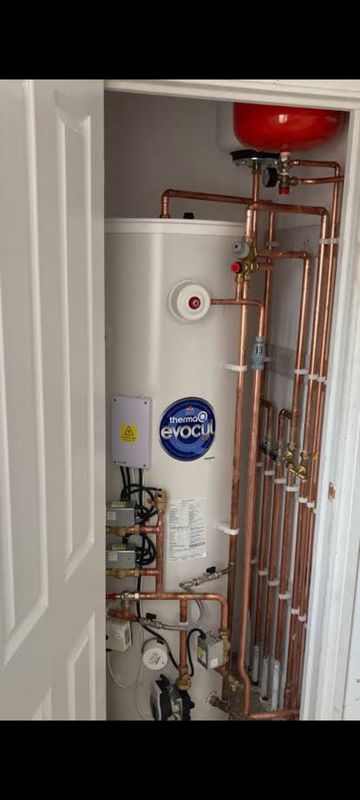 Therma EvoCyl unvented hot water cylinder with full copper pipework, expansion vessel and brass isolation valves — Smith EcoFlow G3 qualified domestic installation in Orpington